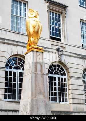 Gold Leeds Eule an der Leeds Civic Hall Leeds West Yorkshire England Stockfoto