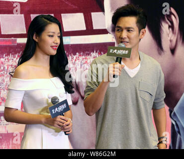 Hong Kong Schauspieler Wallace Chung, rechts, stellt auf einer Pressekonferenz zu seinem neuen Film "Tik Tok" in Shanghai, China, 13. Juli 2016. Stockfoto