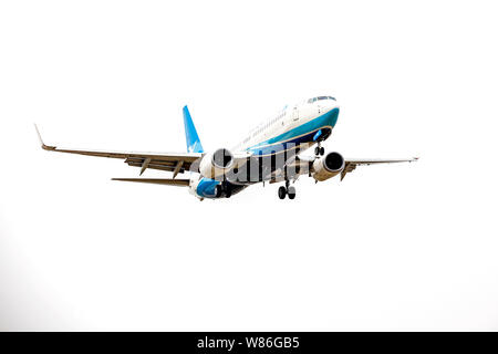 --FILE - eine Boeing 737-800 Passenger Jet von Xiamen Airlines bereitet sich auf den Internationalen Flughafen in Xinzheng Zhengzhou Zhengzhou city zu Land, Zentrale Stockfoto