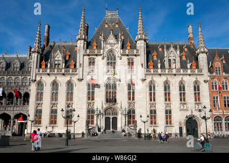 Belgien, Brügge: aufwändige Fassade der Provincial Palace im Neugotischen Stil auf dem Hauptplatz Markt ('Markt'). Das historische Zentrum von Br Stockfoto