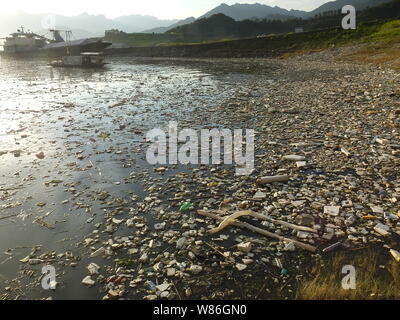 Anzeigen von Müll schwimmend auf dem Yangtze River in den Drei Schluchten Stausee in der Nähe des Drei-Schluchten-Damm in Yichang, Provinz Hubei, China Stockfoto