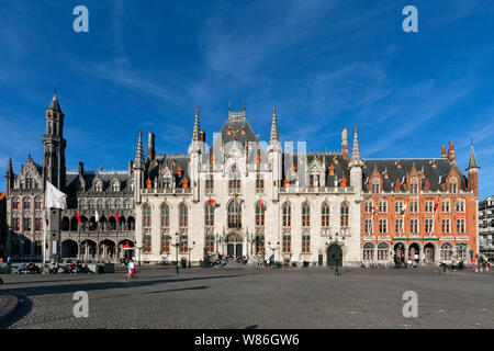 Belgien, Brügge: aufwändige Fassade der Provincial Palace im Neugotischen Stil auf dem Hauptplatz Markt ('Markt'). Das historische Zentrum von Br Stockfoto
