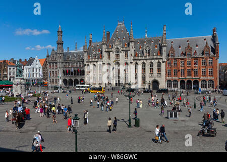 Belgien, Brügge: aufwändige Fassade der Provincial Palace im Neugotischen Stil auf dem Hauptplatz Markt ('Markt'). Das historische Zentrum von Br Stockfoto