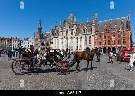 Belgien, Brügge: Pferdekutsche in der alten Stadt und aufwendigen Fassade der Provincial Palace im neo-gotischen Stil im Marktplatz Markt ('Mar Stockfoto