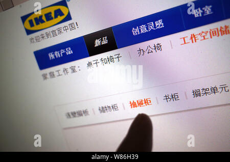 Eine Chinesische durchsucht den Schrank auf der Chinesischen website Der schwedische Möbelhersteller Ikea in Jinan City, der ostchinesischen Provinz Shandong, 4. Juli 2016. Stockfoto