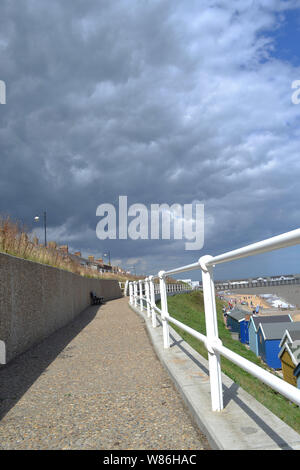 Bewölkter Himmel entlang Southwold Beach, Suffolk, Vereinigtes Königreich Stockfoto