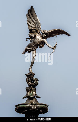 Staute des Eros in Piccadilly Circus in London. Offiziell als die Shaftesbury Memorial Brunnen bekannt es wird allgemein Eros genannt. Errichtet 1893. Stockfoto