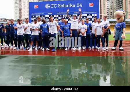 Mitglieder des FC Schalke 04 an einem Fan Meeting vor dem 2016 China-Germany internationalen Fußball Challenge in Guangzhou City, South China" Stockfoto