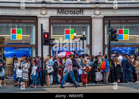 Microsoft Store Oxford Circus London - Microsoft Oxford Circus - der neue Microsoft Store in der Oxford Street im Londoner West End. 2019 Eröffnet. Stockfoto