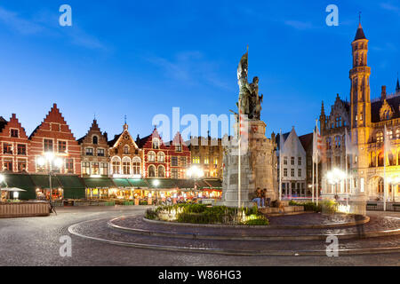 Brügge, Flandern, Belgien: Fassade des traditionellen flämischen Gebäuden auf dem Hauptplatz Markt ('Markt') und die Statue von Jan Breydel und Pieter De Stockfoto