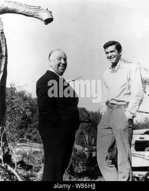 ALFRED HITCHCOCK und Anthony Perkins in PSYCHO (1960) von Alfred Hitchcock. Credit: SHAMLEY PRODUCTIONS/Album Stockfoto