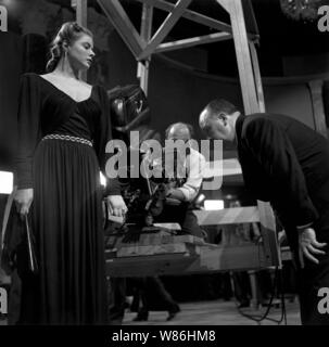 INGRID BERGMAN und Alfred Hitchcock in BERÜCHTIGT (1946), der von Alfred Hitchcock. Credit: RKO Radio Pictures/Album Stockfoto