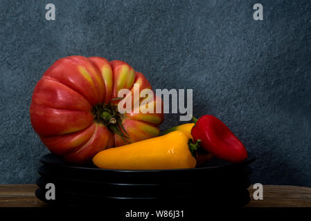 Tomaten und rote und gelbe Bio Paprika Stockfoto