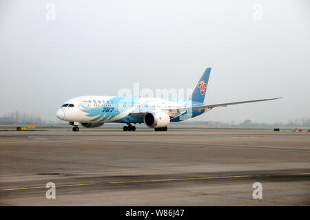 ------ Boeing 787-8 Dreamliner von China Southern Airlines Taxen am Internationalen Flughafen Wuhan Tianhe in Wuhan City, Central China Hubei prov Stockfoto