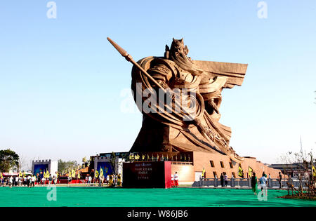 - - Datei - Die riesige Statue von alten Chinesischen general Guan Yu ist auf Anzeige an der Guan Gong Cultural Park in Jingzhou City, Central China Hubei provi Stockfoto