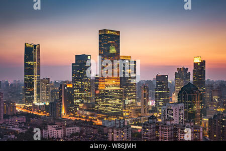 ------ Nacht der Jing An Hotel Shangri-la, am höchsten, und anderen hohen Gebäuden entlang der Yan'an Road Hochstraße in der Innenstadt von Shanghai Stockfoto