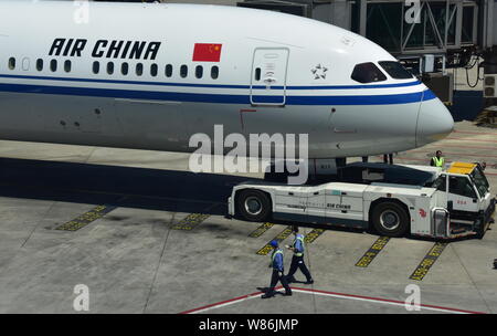 ------ Boeing 787-9 Passenger Jet der Air China wird aus einem Parkplatz Vorfeld gezogen, bevor es sich nimmt nach Chengdu an der Beijing Capital zu fliegen ICH Stockfoto