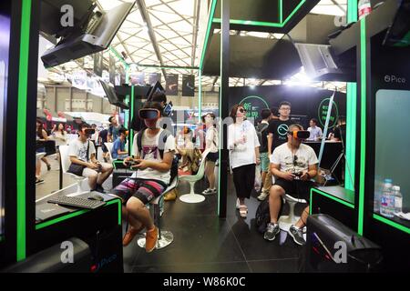 Besucher versuchen, VR (Virtual Reality) Geräte elektronische Spiele während des 14 China Digital Entertainment Expo, auch als ChinaJoy 2016 bekannt zu spielen, Stockfoto