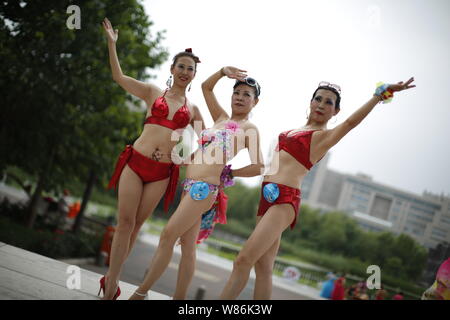 Ältere chinesische Frauen in Bikini bekleidet Pose während einer mittleren Alters und ältere Bikini Contest in Tianjin, China, 23. Juli 2016. Über das Wochenende, Tian Stockfoto