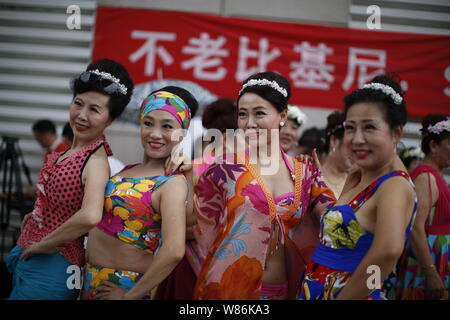 Ältere chinesische Frauen im Bikini oder Badeanzug bekleidet Pose während einer mittleren Alters und ältere Bikini Contest in Tianjin, China, 23. Juli 2016. Über die Stockfoto