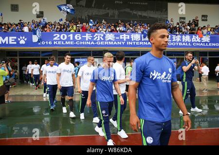 Mitglieder des FC Schalke 04 kommen für einen Fan Meeting vor dem 2016 China-Germany internationalen Fußball Challenge in Guangzhou City, South Ch Stockfoto