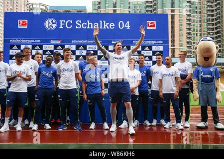 Mitglieder des FC Schalke 04 an einem Fan Meeting vor dem 2016 China-Germany internationalen Fußball Challenge in Guangzhou City, South China" Stockfoto