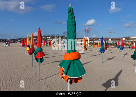 Cote Fleurie, Teil der Küste der Normandie: gefaltete Sonnenschirme am Strand von Deauville (Frankreich). Stockfoto