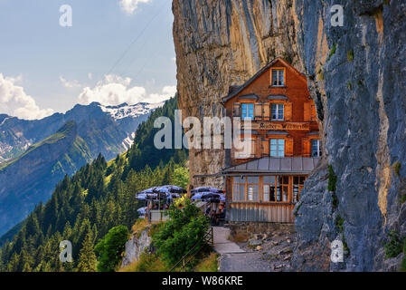 Guest house Aescher-Wildkirchli unter einem Felsen auf dem Berg Ebenalp in der Schweiz Stockfoto