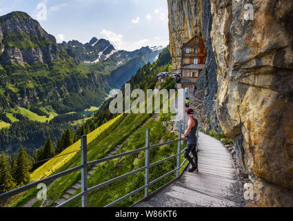 Touristen kommen zum Berggasthaus Aescher-Wildkirchli in den Schweizer Alpen Stockfoto