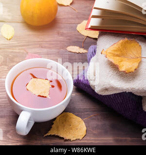 Herbst noch Leben mit Kaffee und gelbe Blätter. Farben Foto Stockfoto