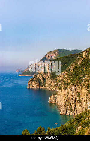 18. JUNI 2019/Amalfi Küste, ITALIEN: Mit Blick auf die Klippen Futter in Italien Amalfi Küste auf das Tyrrhenische Meer. Stockfoto