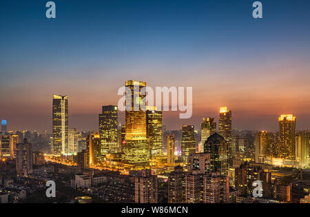 ------ Nacht der Jing An Hotel Shangri-la, am höchsten, und anderen hohen Gebäuden entlang der Yan'an Road Hochstraße in der Innenstadt von Shanghai Stockfoto