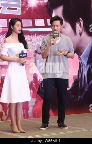 Hong Kong Schauspieler Wallace Chung, rechts, stellt auf einer Pressekonferenz zu seinem neuen Film "Tik Tok" in Shanghai, China, 13. Juli 2016. Stockfoto