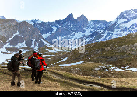 Der Vanoise (Savoyen, Frankreich): Gletscher Wanderung auf der Pointe de la Rechasse "Peak, über Pralognan-la-Vanoise. Gruppe von Wanderern und Hi Stockfoto