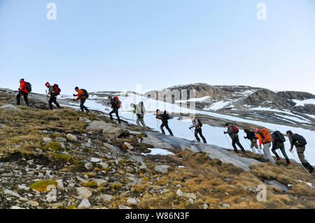 Der Vanoise (Savoyen, Frankreich): Gletscher Wanderung auf der Pointe de la Rechasse "Peak, über Pralognan-la-Vanoise. Gruppe von Wanderern und Hi Stockfoto