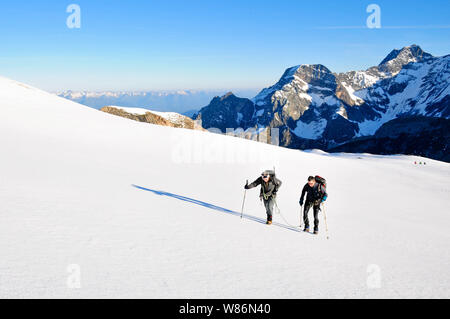 Der Vanoise (Savoyen, Frankreich): Gletscher Wanderung auf der Pointe de la Rechasse "Peak, über Pralognan-la-Vanoise. Gruppe von Wanderern und Hi Stockfoto