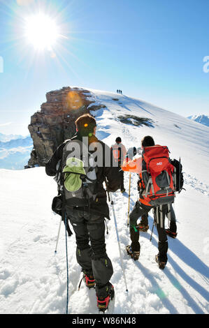 Der Vanoise (Savoyen, Frankreich): Gletscher Wanderung auf der Pointe de la Rechasse "Peak, über Pralognan-la-Vanoise. Gruppe von Wanderern und Hi Stockfoto