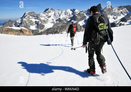 Der Vanoise (Savoyen, Frankreich): Gletscher Wanderung auf der Pointe de la Rechasse "Peak, über Pralognan-la-Vanoise. Gruppe von Wanderern und Hi Stockfoto