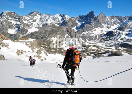 Der Vanoise (Savoyen, Frankreich): Gletscher Wanderung auf der Pointe de la Rechasse "Peak, über Pralognan-la-Vanoise. Gruppe von Wanderern und Hi Stockfoto