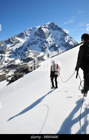 Der Vanoise (Savoyen, Frankreich): Gletscher Wanderung auf der Pointe de la Rechasse "Peak, über Pralognan-la-Vanoise. Gruppe von Wanderern und Hi Stockfoto