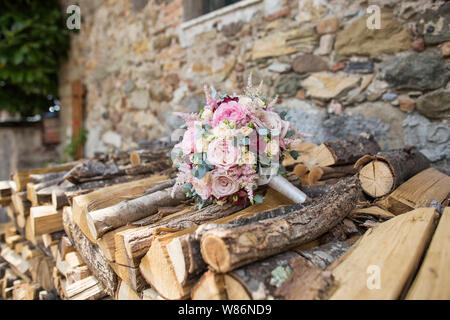 Detail von der Braut buquet aus Rosen und Pfingstrosen auf Gestapelte Holz gelegt Stockfoto