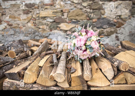 Detail von der Braut buquet aus Rosen und Pfingstrosen auf Gestapelte Holz gelegt Stockfoto