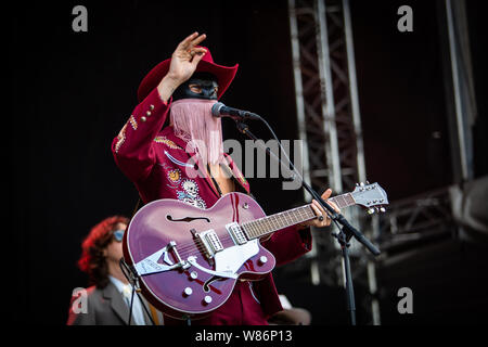 Oslo, Norwegen. 07 Aug, 2019. Der kanadische Sänger, Songwriter und Musiker Orville Peck führt ein Live Konzert während der norwegischen Musik Festival Øyafestivalen 2019 in Oslo. (Foto: Gonzales Foto/Tord Litleskare/Alamy Live News). Stockfoto