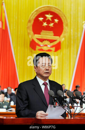 ------ Li Xiaopeng, Gouverneur der Provinz Shanxi, und der Sohn des ehemaligen chinesischen Ministerpräsidenten Li Peng, liefert eine Regierung Bericht während der Beratungen Stockfoto