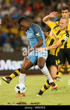 Kelechi Iheanacho von Manchester City, Links, wird von Sebastian Rode, rechts, von Borussia Dortmund während der Shenzhen match Der 2016 Interna herausgefordert Stockfoto