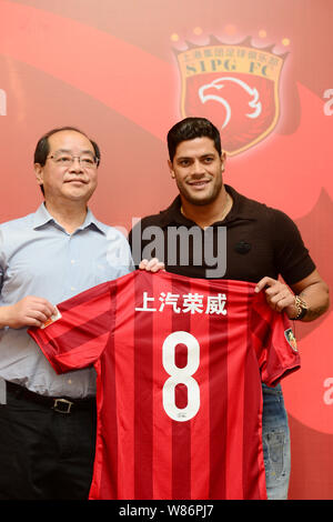 Brasilianischen Fußball-Star Givanildo Vieira de Sousa, rechts, besser bekannt als Hulk, zeigt seine Jersey auf einer Pressekonferenz für den Beitritt Shanghai SIPG gr&ou Stockfoto