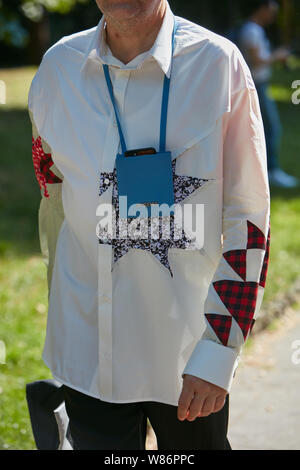 Mailand, Italien - 17. JUNI 2019: Mann mit blauen Jacquemus kleine Tasche und weißes Hemd, bevor Fendi fashion show, Mailand Fashion Week street style Stockfoto