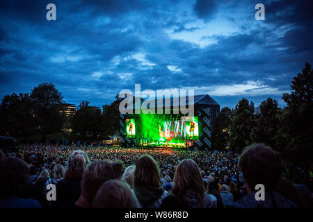 Oslo, Norwegen. 07 Aug, 2019. Mit Blick auf der Bühne zu einem Live Konzert mit der englischen Band The Cure während der norwegischen Musik Festival Øyafestivalen 2019 in Oslo (Photo Credit: Gonzales Foto/Tord Litleskare/Alamy Live News). Stockfoto