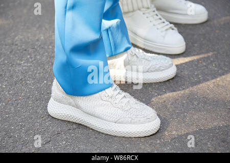 Mailand, Italien - 17. JUNI 2019: Mann mit weißen Turnschuhen und Hellblau Hose vor Fendi fashion show, Mailand Fashion Week street style Stockfoto