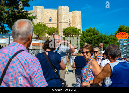Trieste, Italien - 16. September 2018: Touristen, Castel del Monte, erhebt sich auf dem Hochland der Murge. UNESCO-Weltkulturerbe. Andria, Stockfoto